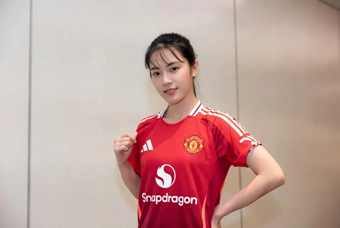 Cô gái áo đỏ quyến rũ