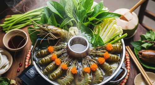Lẩu Tôm Càng Xanh Nước Dừa Tươi: Đặc Sản Gây Bão Các Quán Nhậu Miền Tây